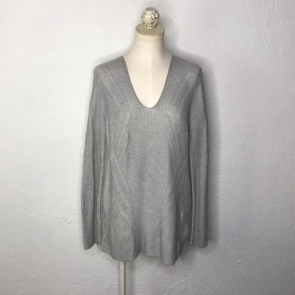 Two by Vince Camuto V Neck Gray Sweater Small